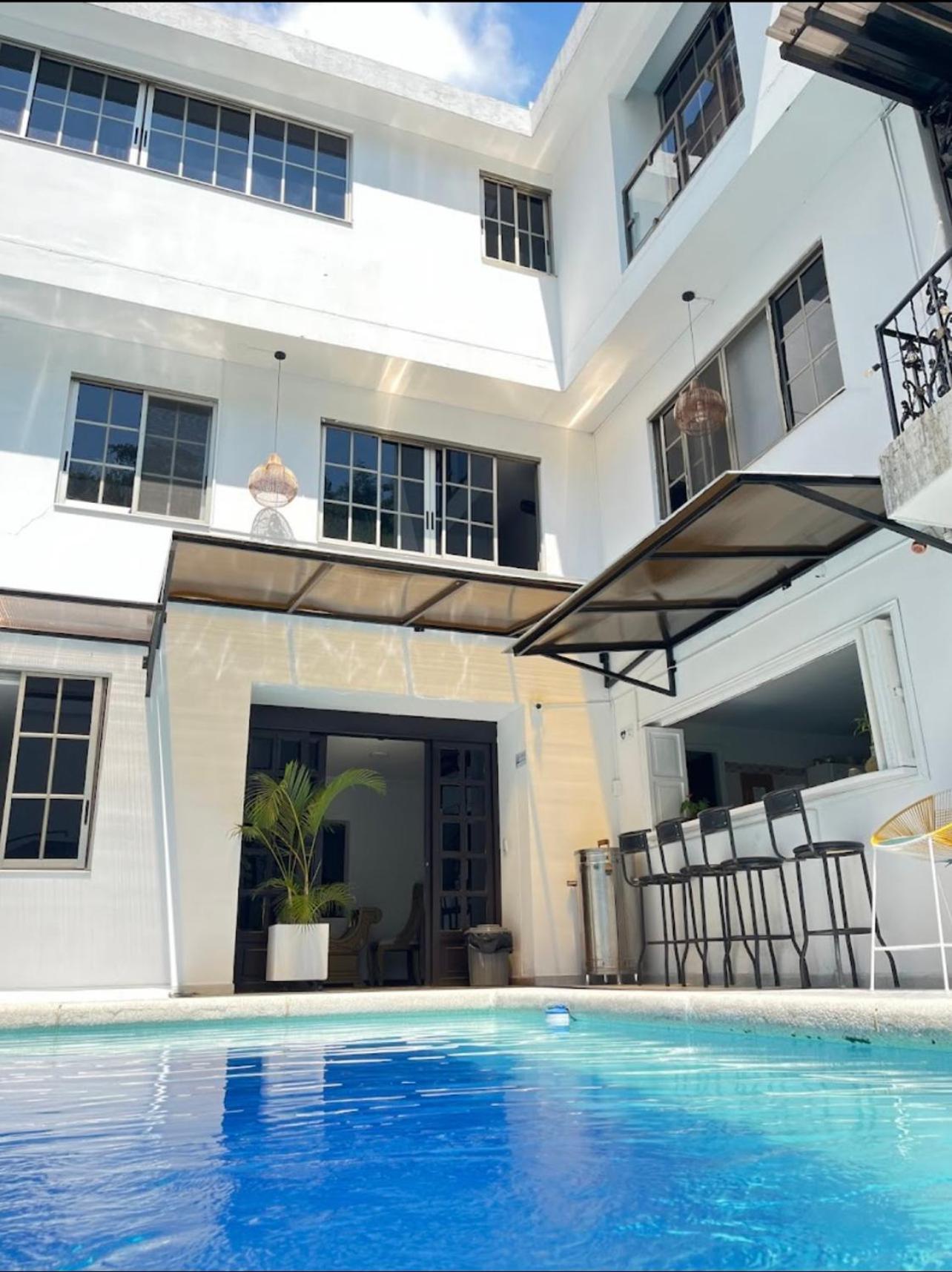 The View & Lounge Hostal Cali
