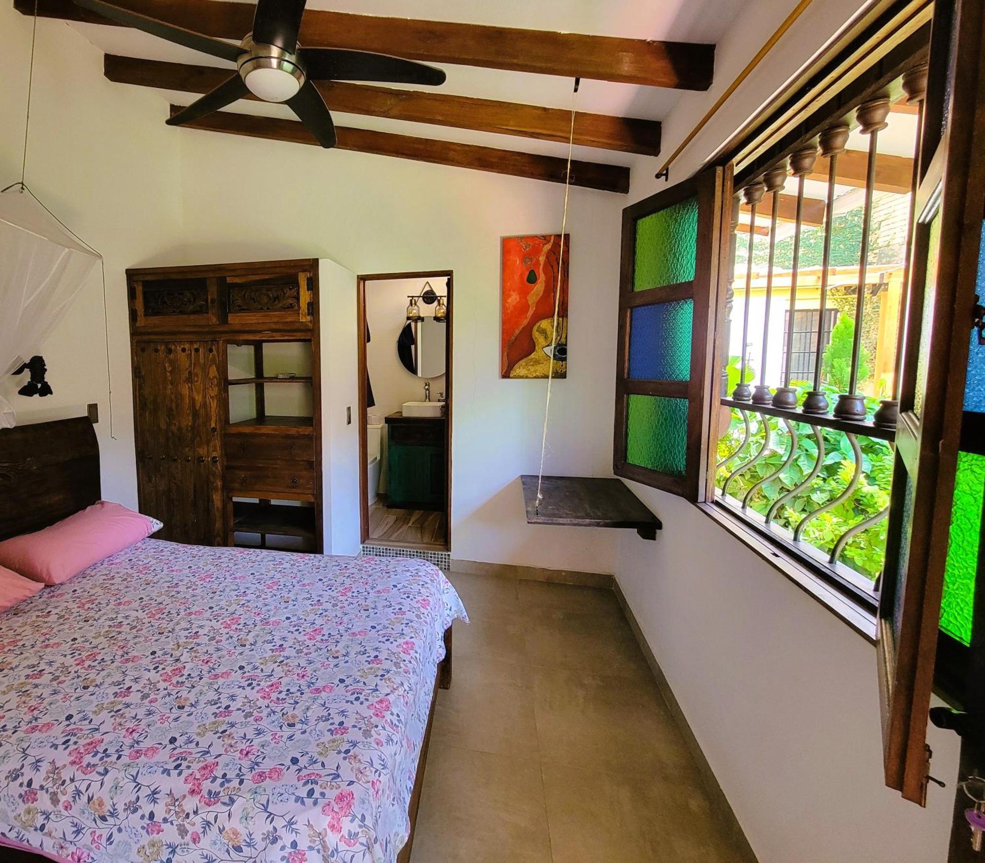Beautiful Double Room, Private Bathroom, Garden Pensión Cali