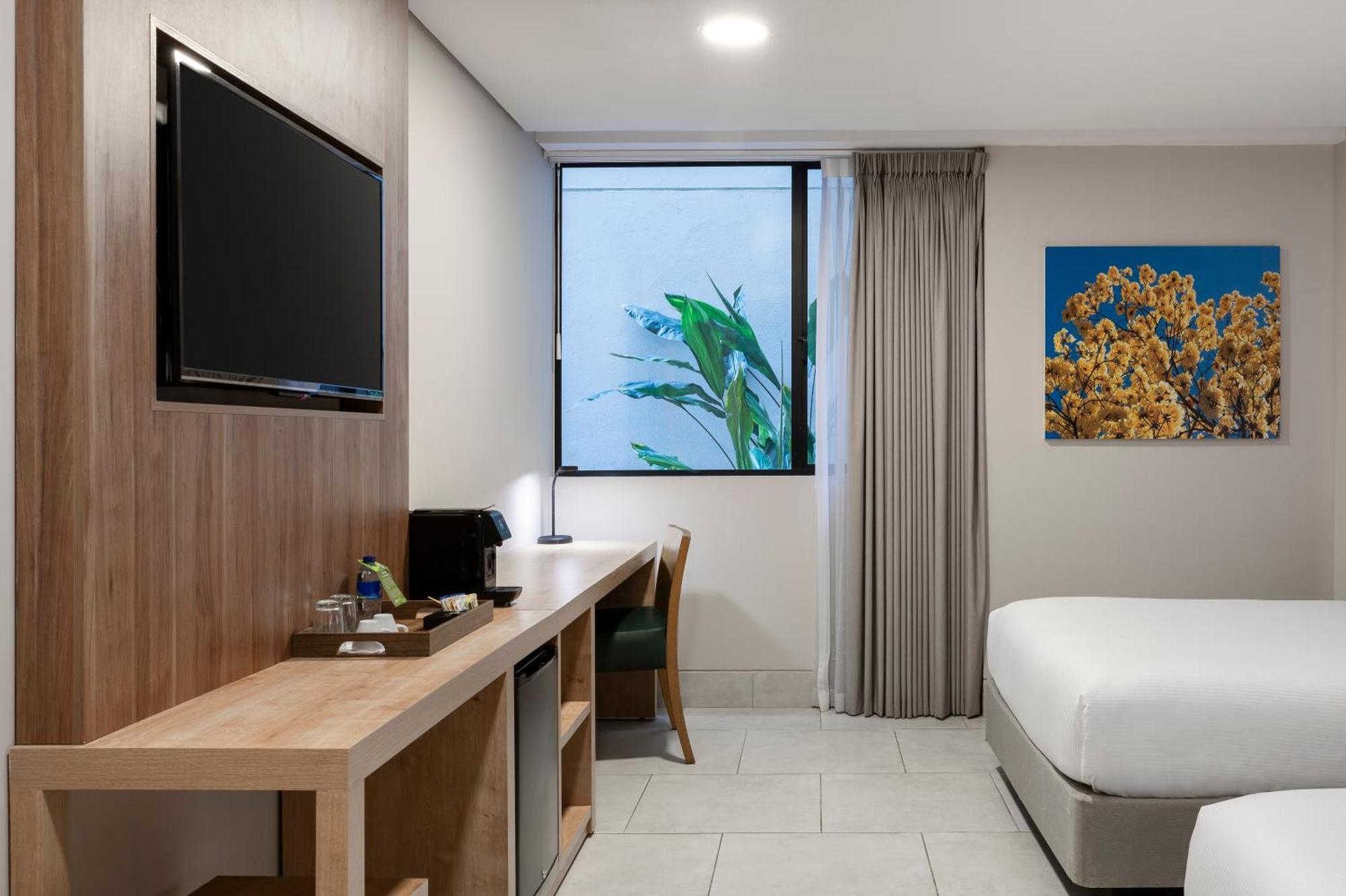 Hilton Garden Ciudad Jardin Hotel 4*
