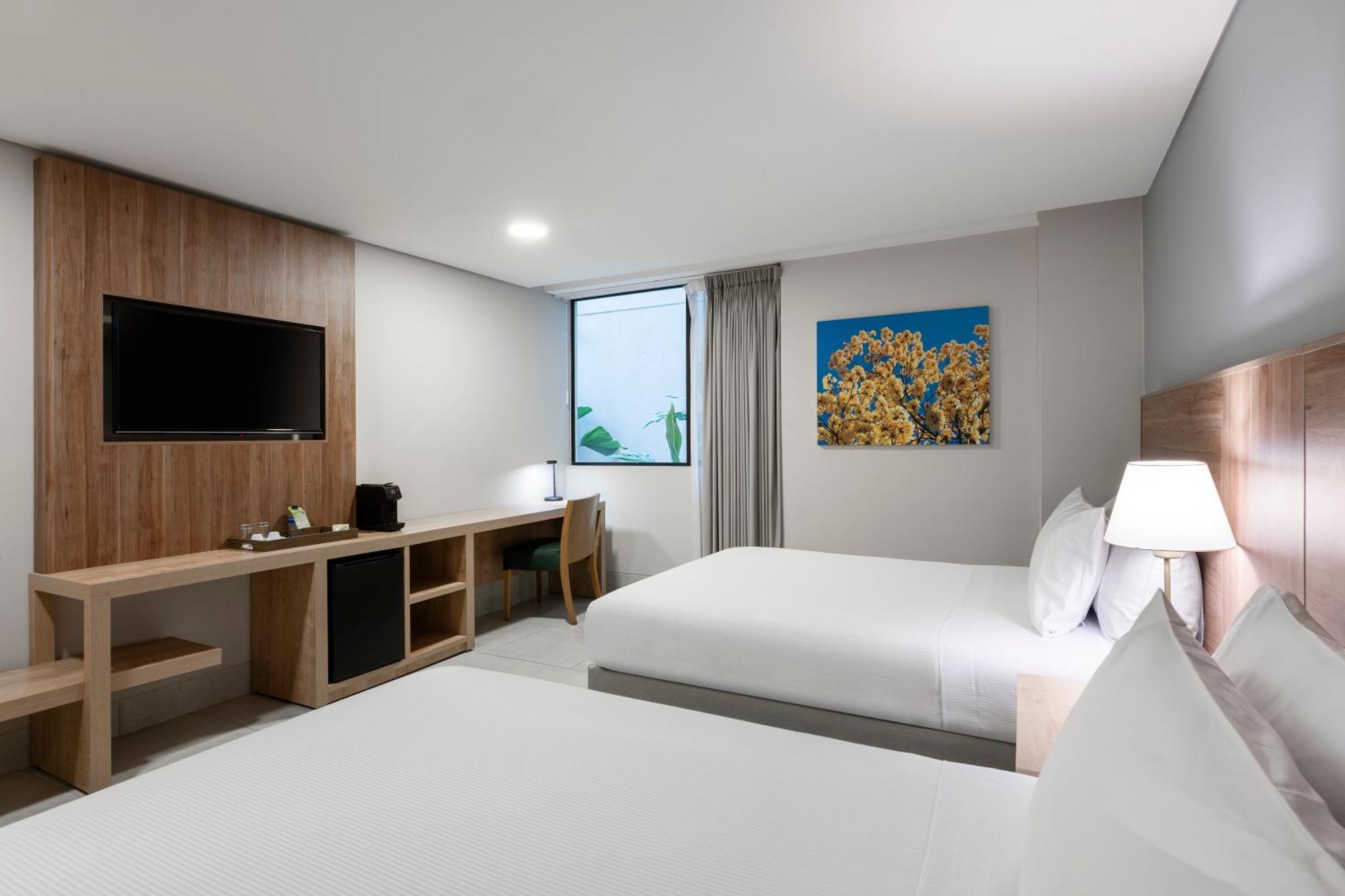 Hilton Garden Ciudad Jardin Hotel 4*