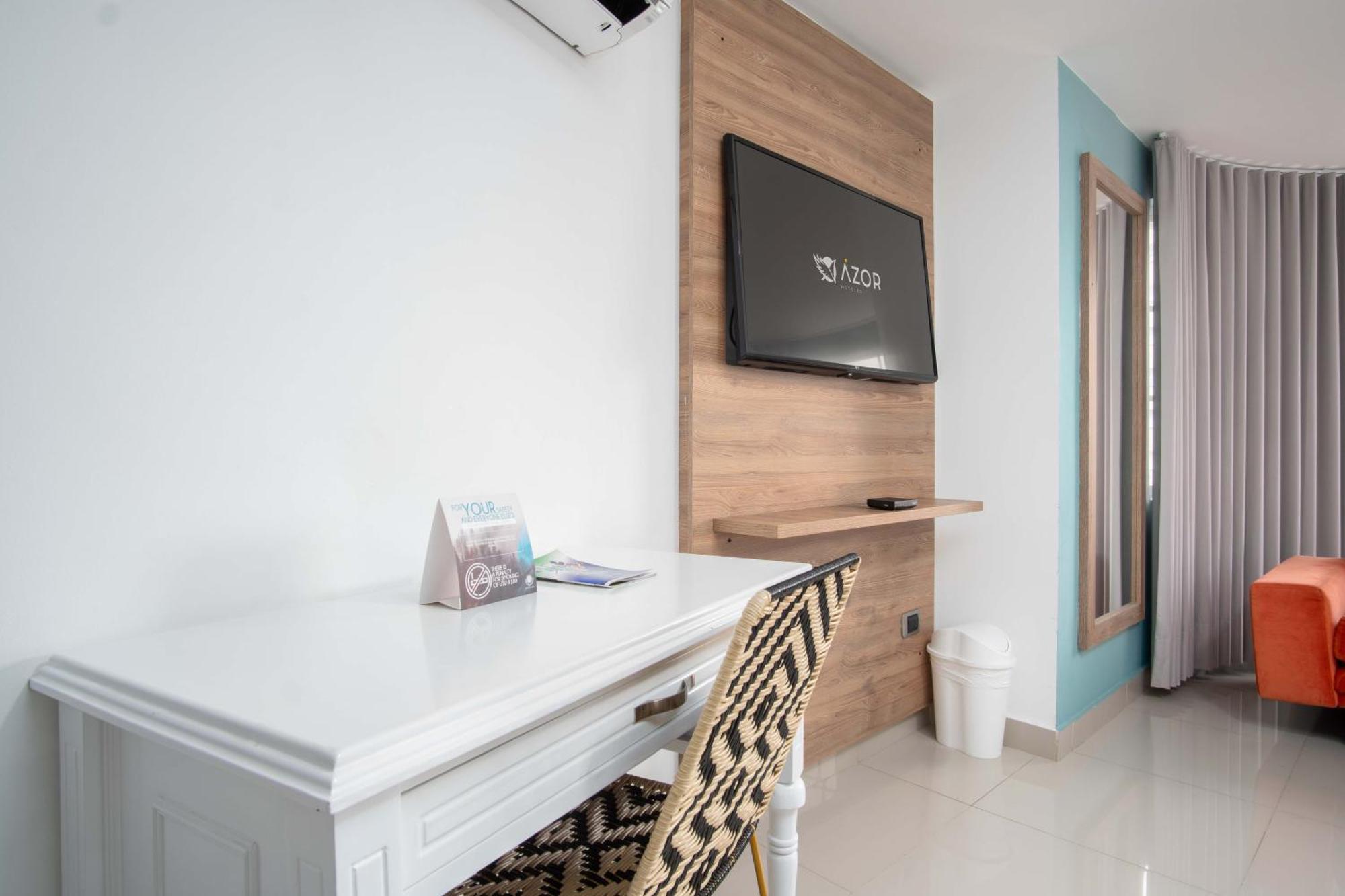 Azor Versalles Hotel 4*
