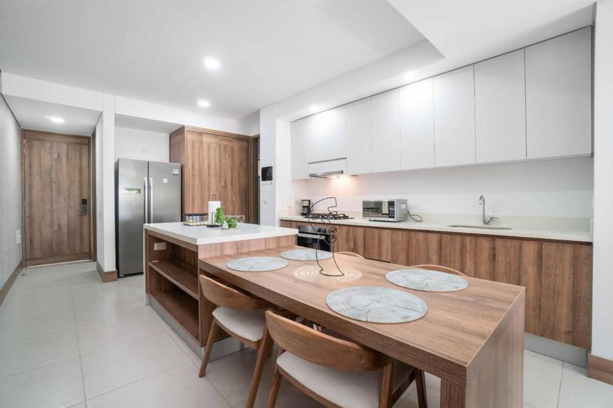 Modern Bright 2br-2ba-fast Wi-fi -pool&balcony * Cali