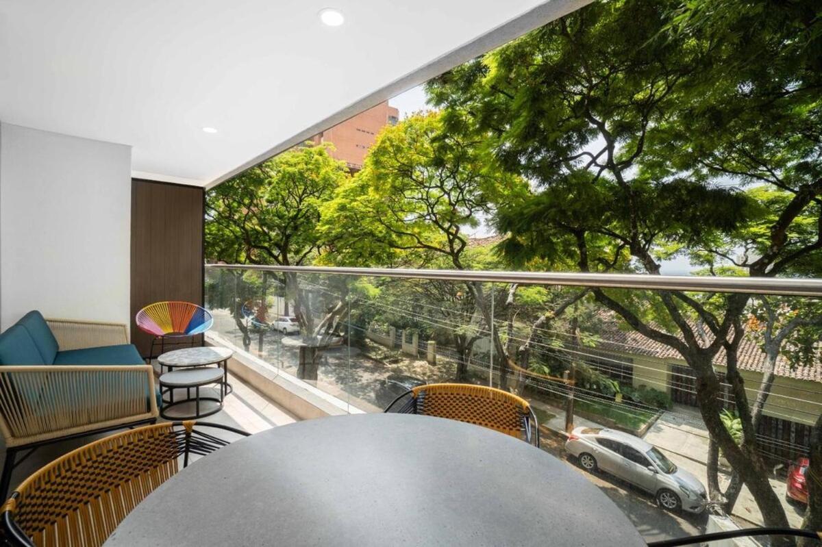 Modern Bright 2br-2ba-fast Wi-fi -pool&balcony * Cali
