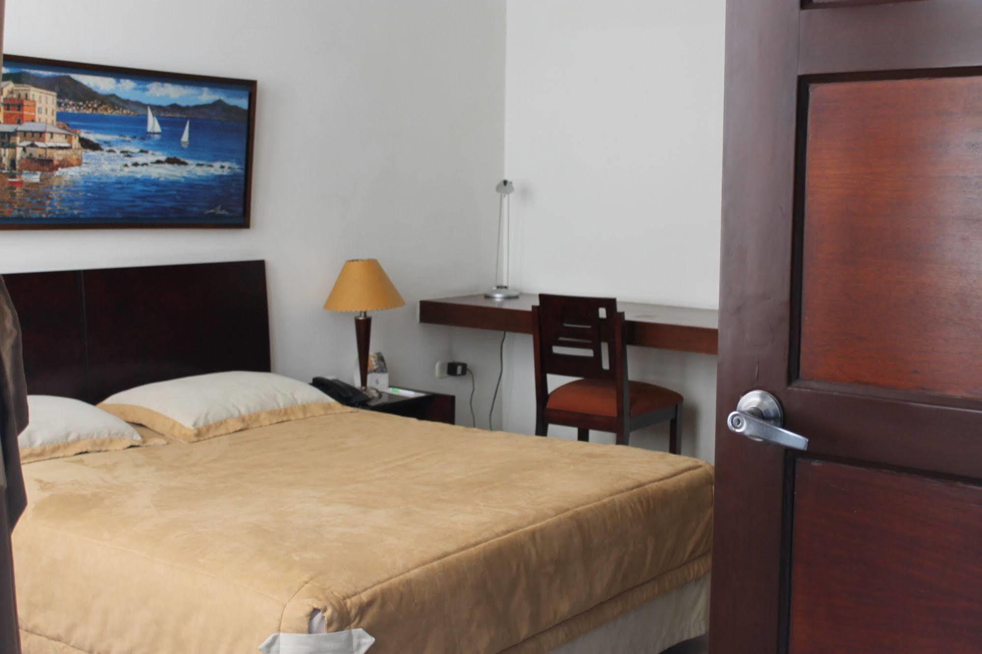 Cuarta Avenida Hotel