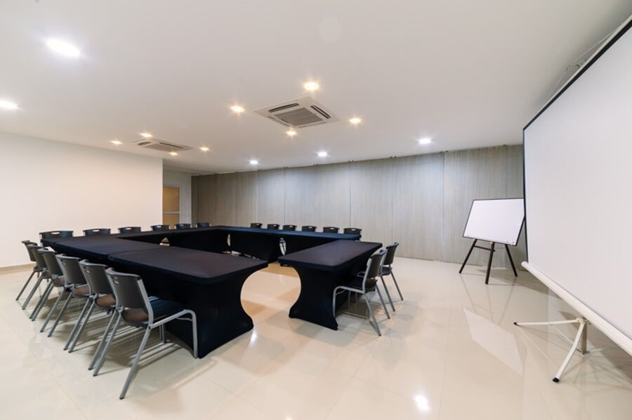 Hilton Garden Ciudad Jardin Hotel 4*