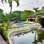 Mansion In Cali For 15 People!