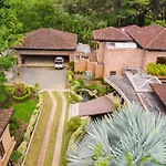 Mansion In Cali For 15 People!