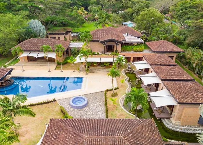 Mansion In Cali For 15 People!