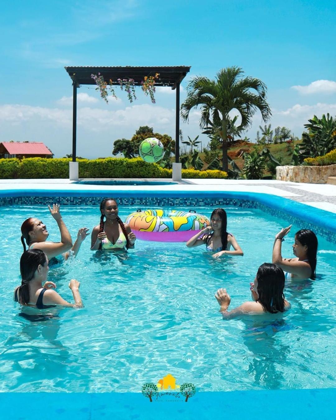 Amarelo Casa Campestre Cap 35 Pers Villa Cali