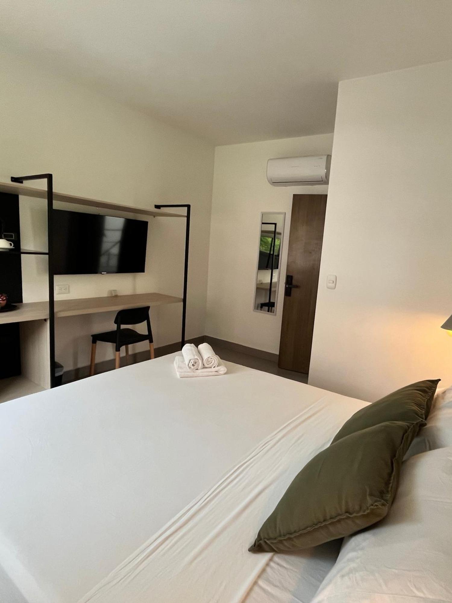 Reset Coworking 3 Bedroom With Rooftop Access Bed and breakfast Cali