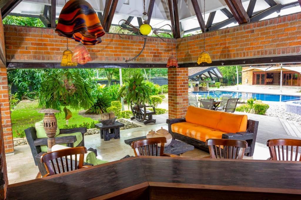 Mansion In For 15 People! Villa *