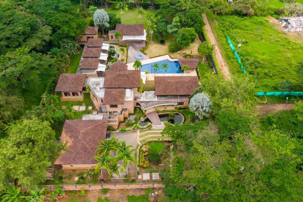 Mansion In For 15 People! Cali