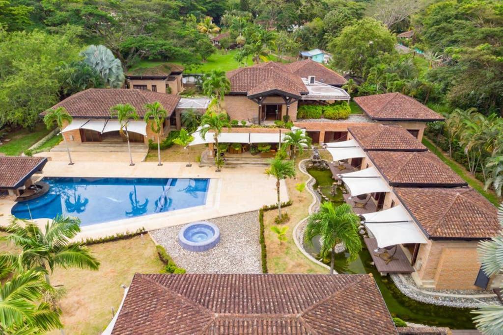 Villa Mansion In For 15 People! Cali
