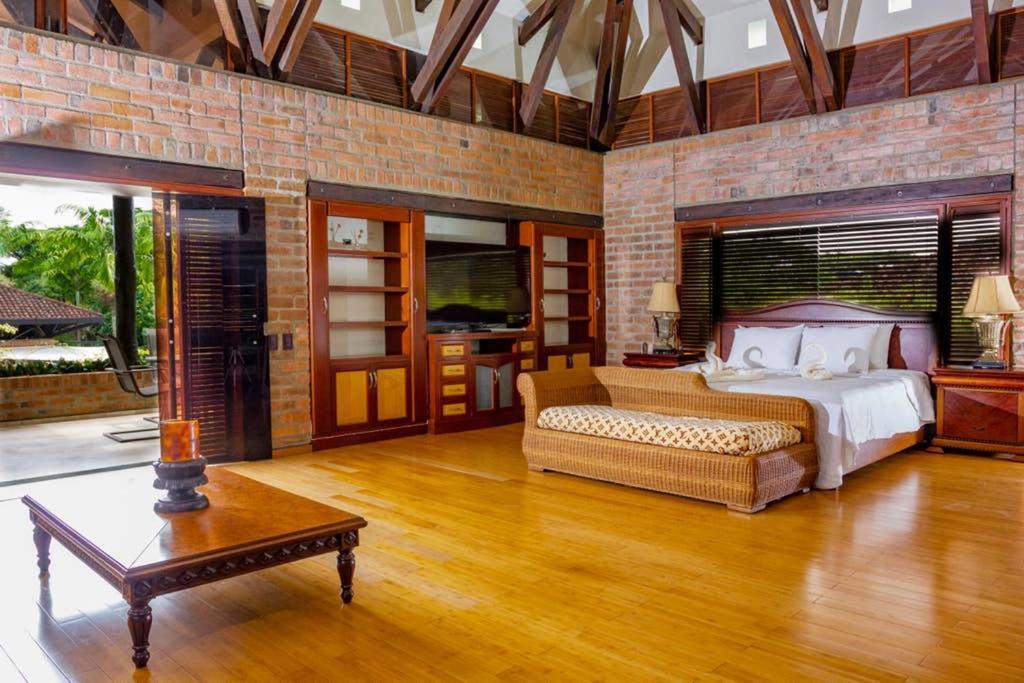 Mansion In For 15 People! Villa
