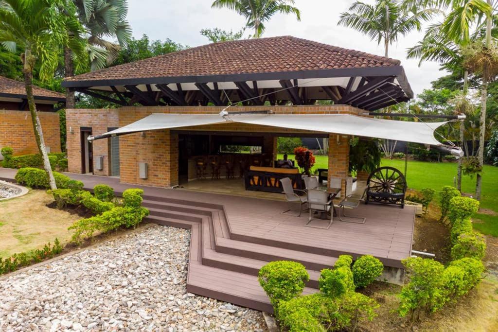 Mansion In For 15 People! Cali