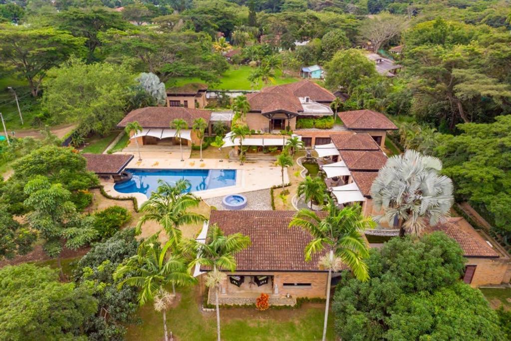 Mansion In For 15 People! Villa Cali