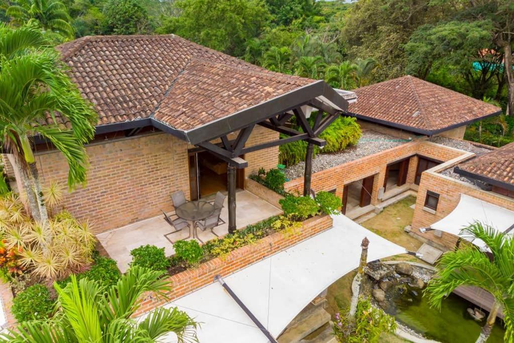 Mansion In For 15 People! Cali