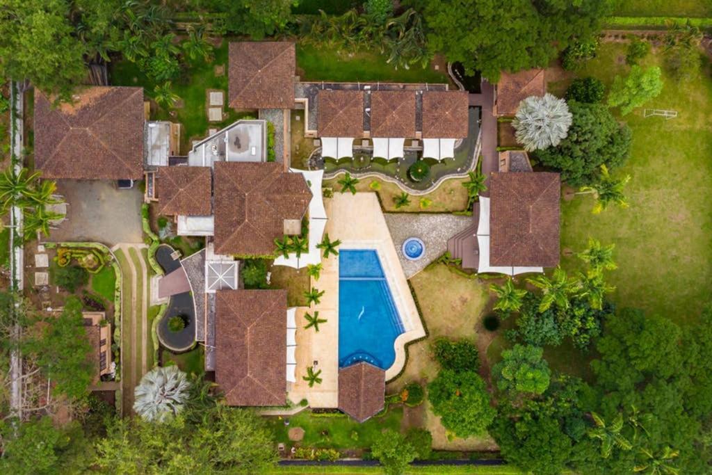 Mansion In For 15 People! Villa Cali
