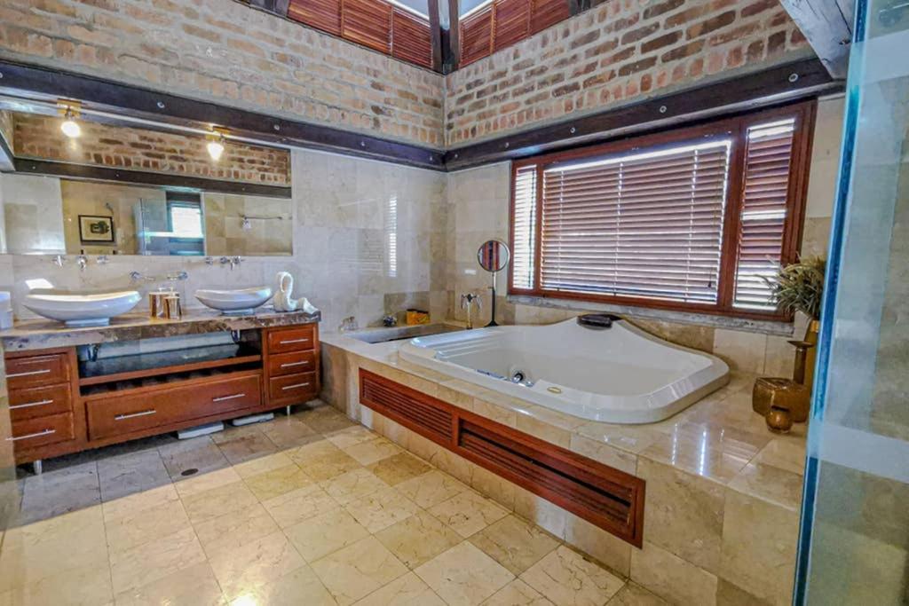 Mansion In For 15 People!