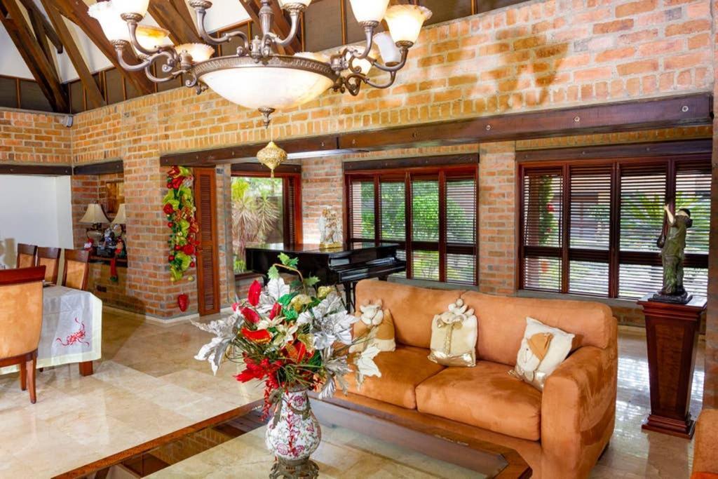 Mansion In For 15 People! Cali