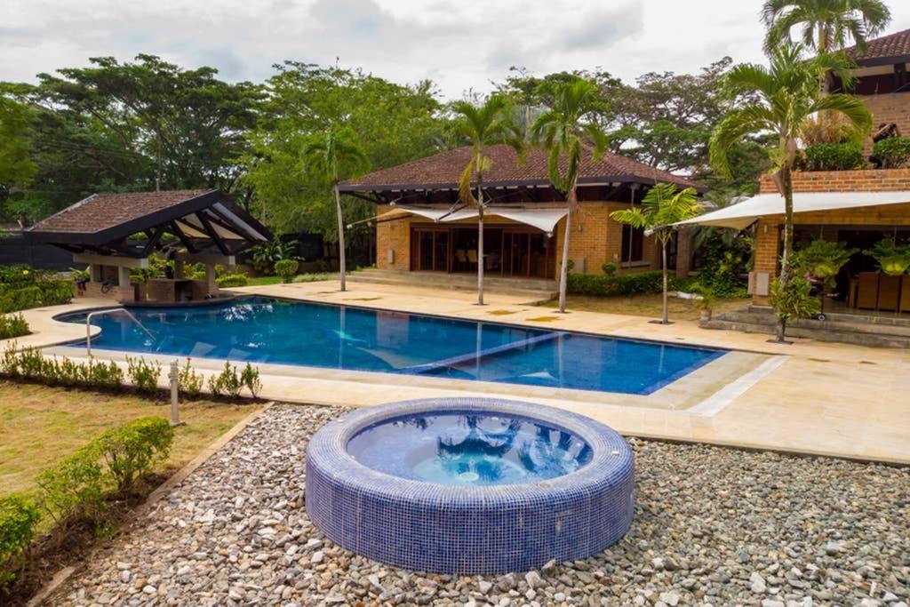 Mansion In For 15 People! Villa Cali