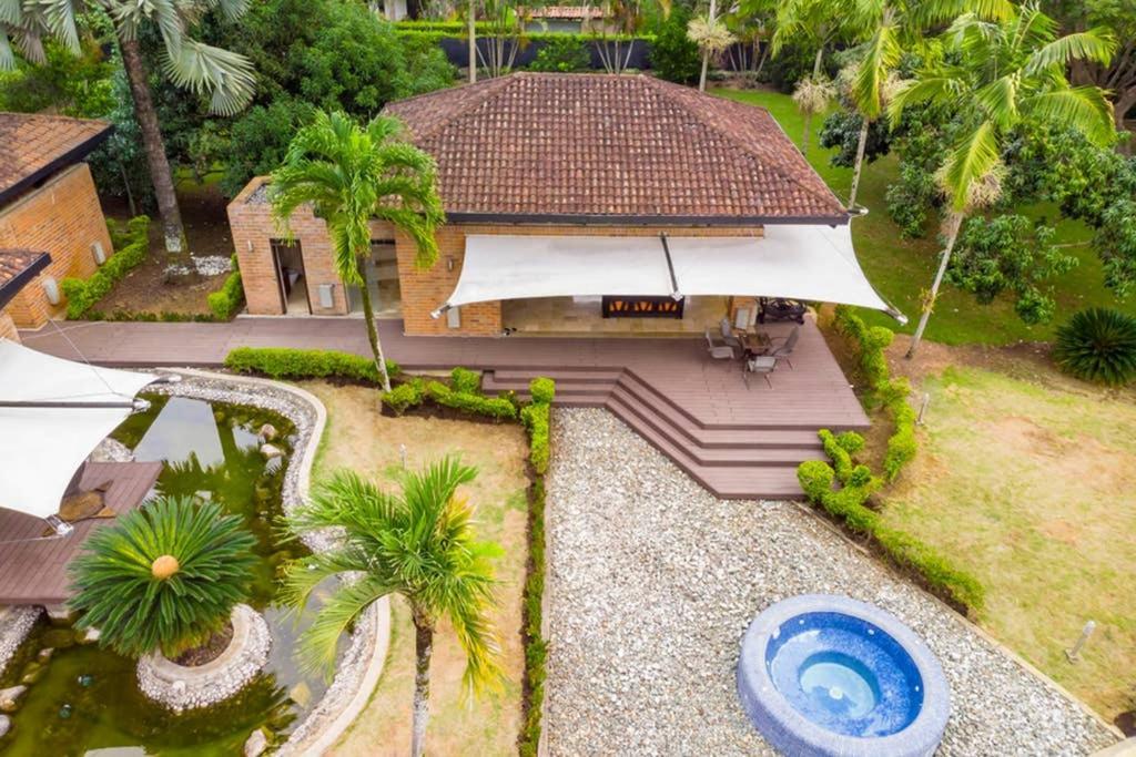 Mansion In For 15 People! Villa Cali