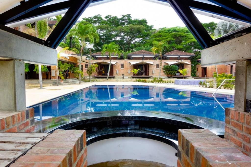 Mansion In For 15 People! Cali