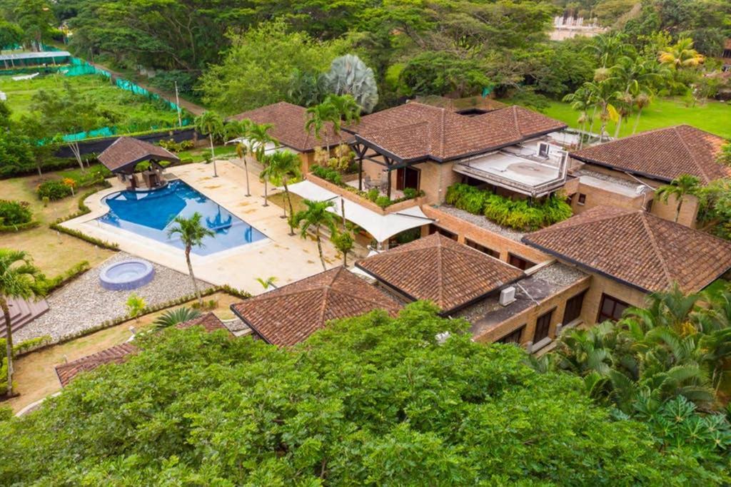 Mansion In For 15 People! Cali
