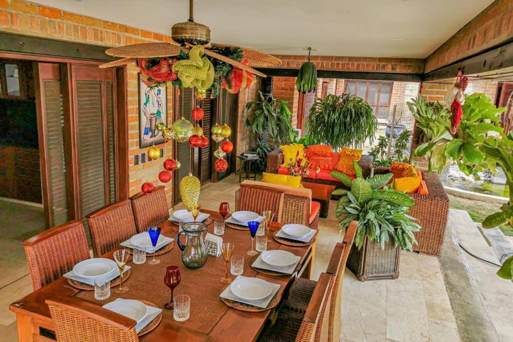 Mansion In For 15 People! * Cali
