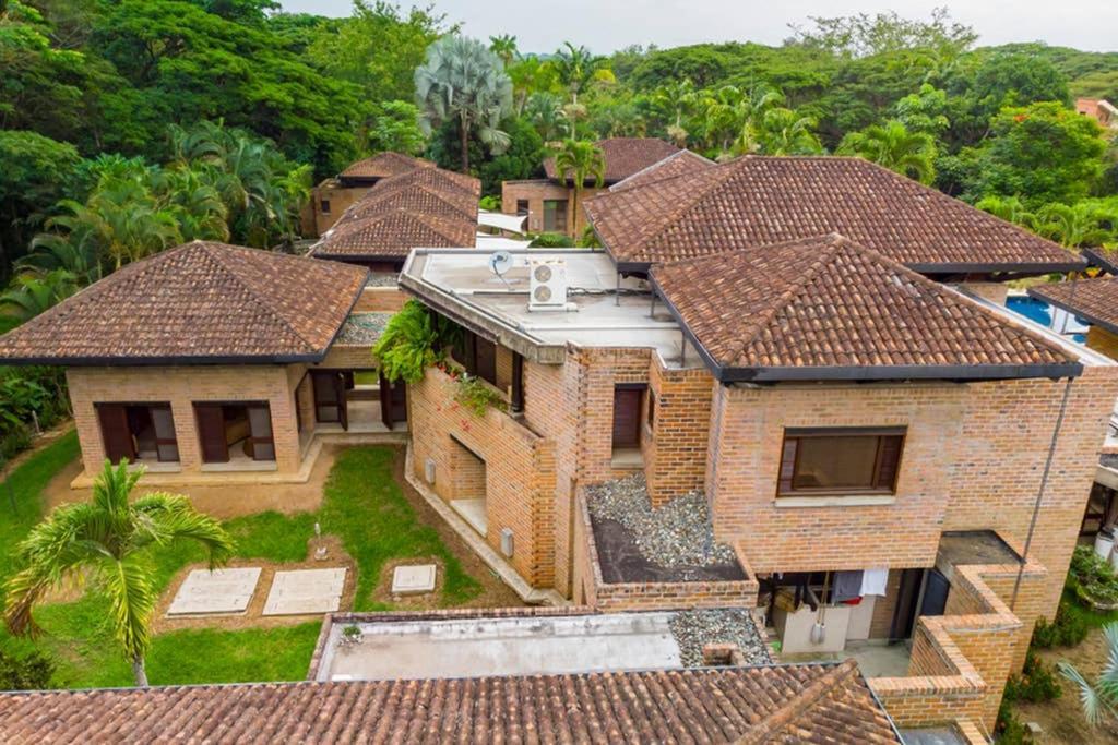Villa Mansion In For 15 People! Cali