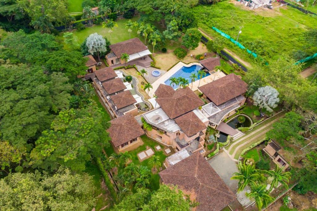 Villa Mansion In For 15 People! Cali