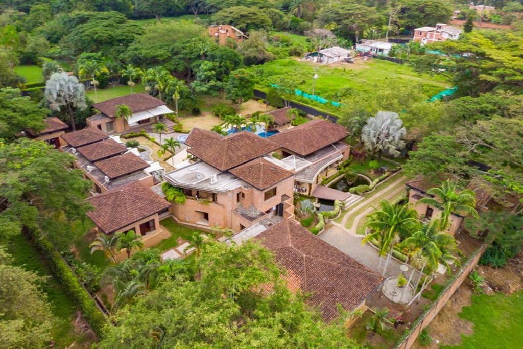 Mansion In For 15 People! Cali