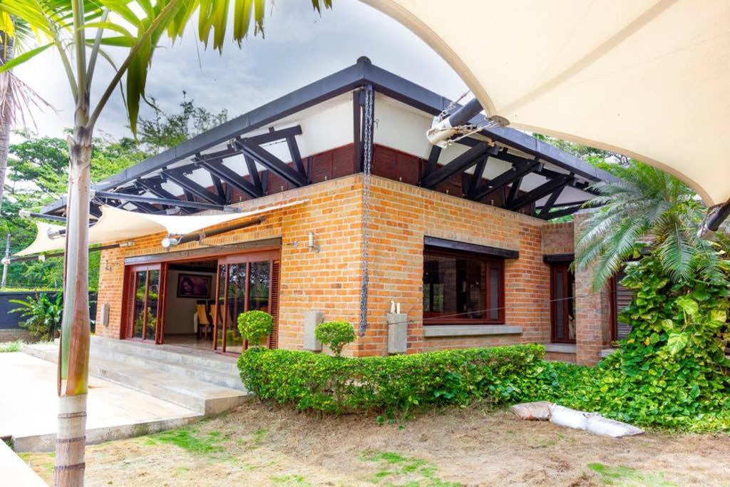 Mansion In For 15 People! Villa *